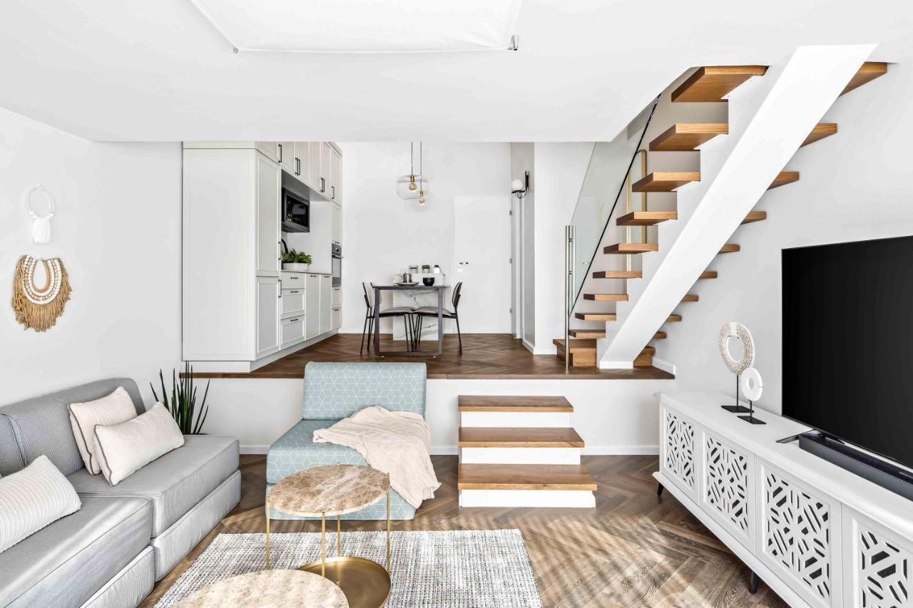 Elegant Duplex With Parking By Beachfront