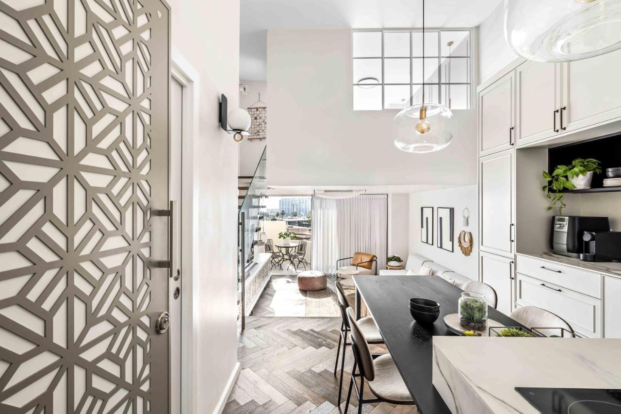 Elegant Duplex With Parking By Beachfront *