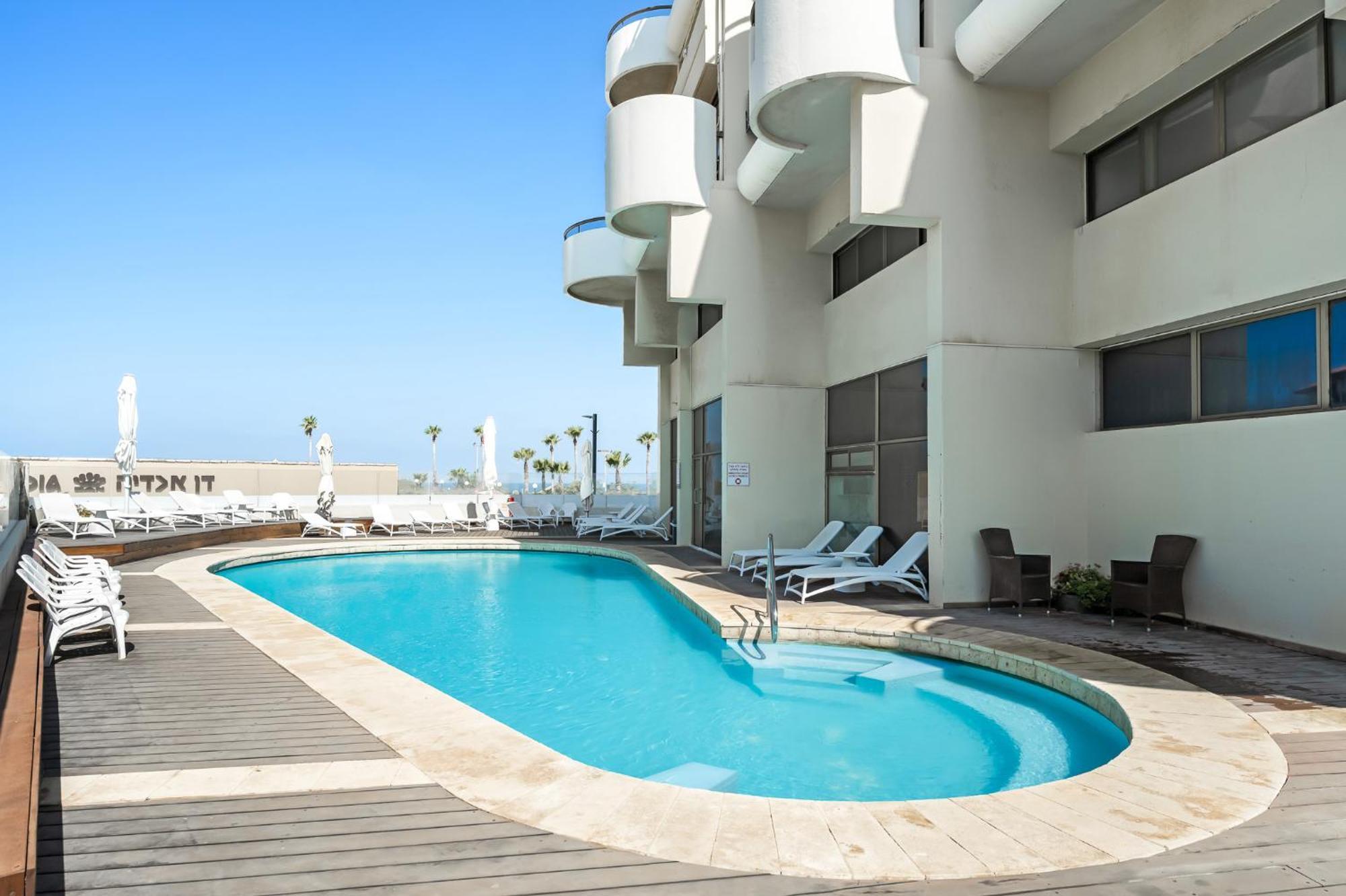 Apartment Elegant Duplex With Parking By Beachfront Herzliya