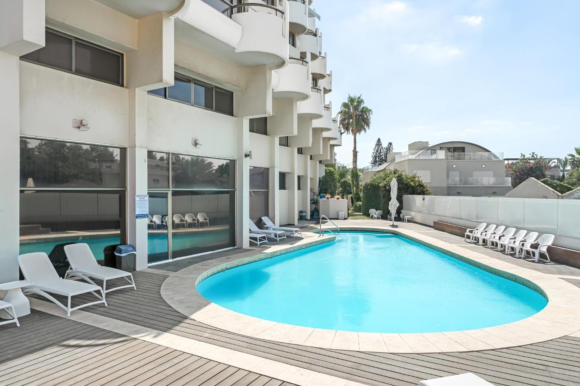 Apartment Elegant Duplex With Parking By Beachfront Herzliya